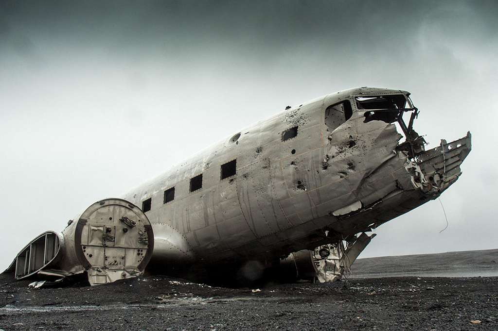 https://cdn2.picryl.com/photo/2015/02/26/aircraft-wreck-dc-3-8e9f57-1024.jpg 