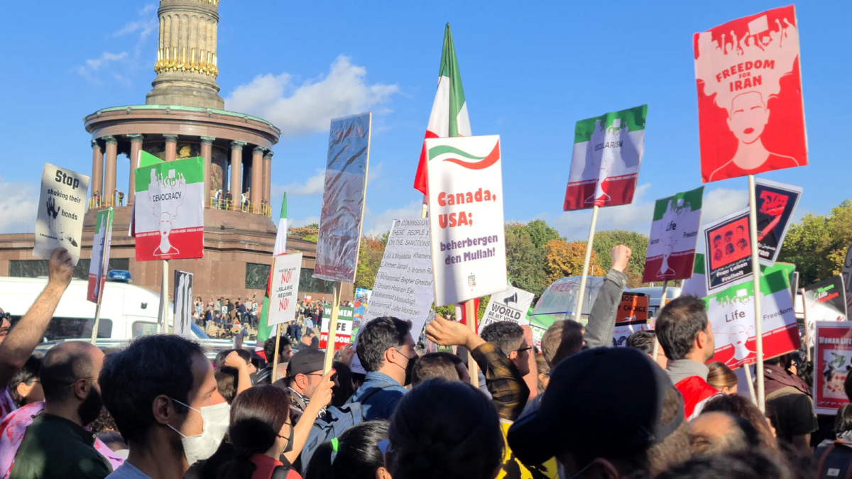 80,000 people from all over Europe at the Großer Stern, protesting to free Iran from its corrupt government.